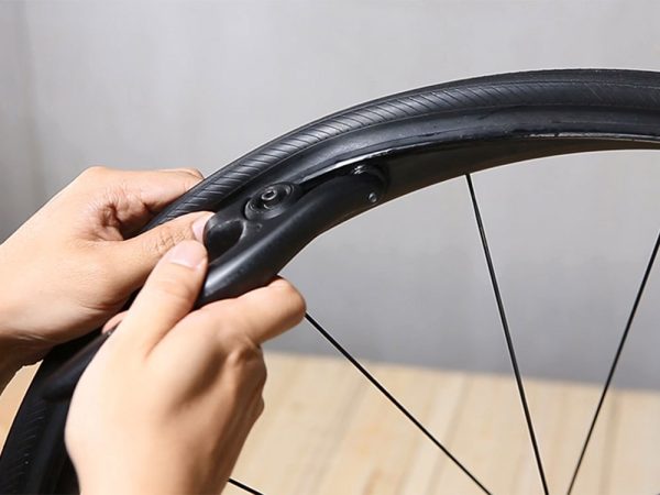 04-Bike-Tool-Giant-Tubeless-Tire-Installation