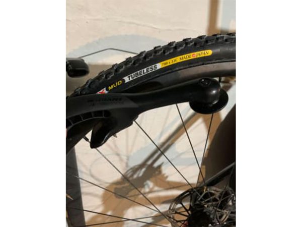 05-Bike-Tool-Giant-Tubeless-Tire-Installation